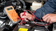 Comment tester une batterie de voiture avec un voltmètre ?