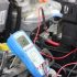 Les voltmètres pour les passionnés d&rsquo;électronique : les modèles adaptés pour les projets de bricolage électronique